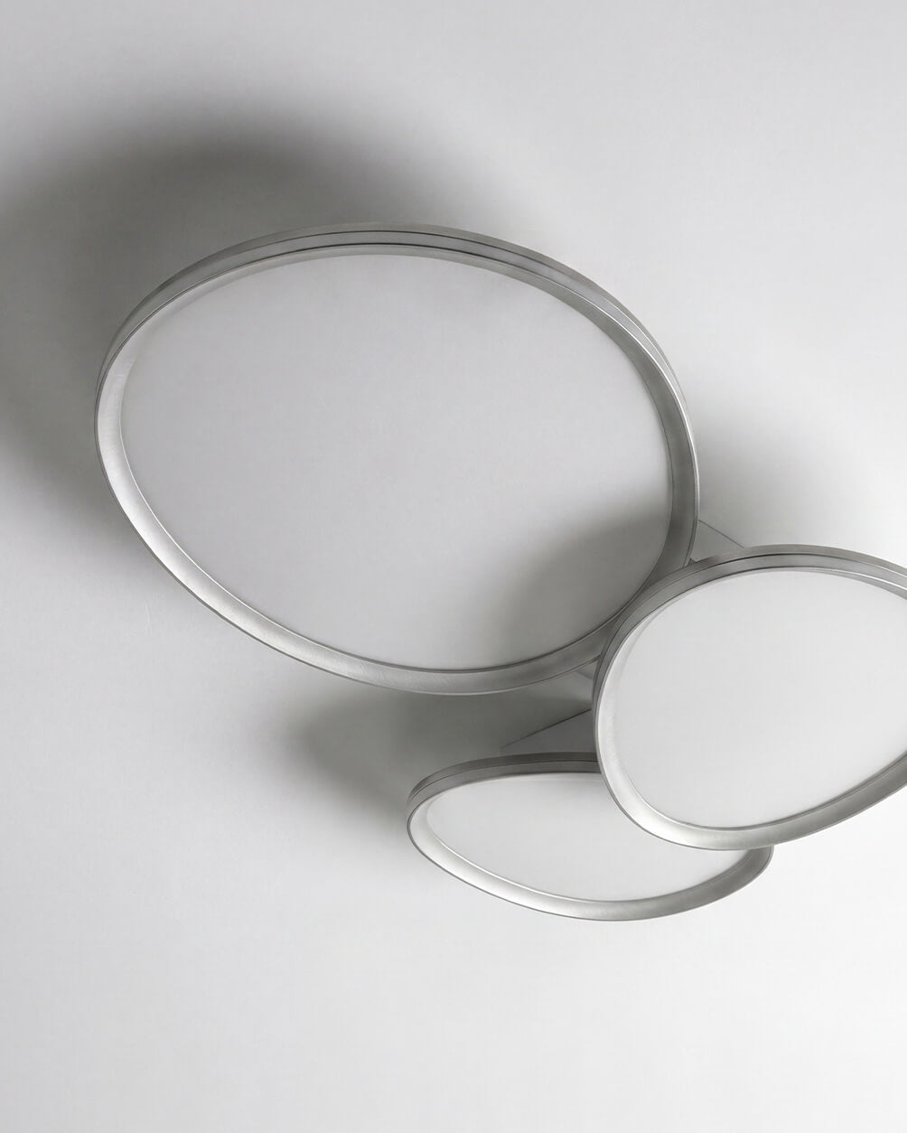Öneri 2: Japandi Tarzı Üçlü Oval Minimalist LED Aplik