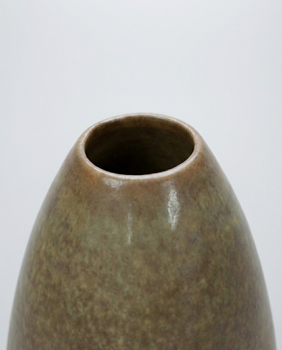 Wabi-Sabi Tarzı Oval Seramik Vazo - Zeytin Yeşili ve Taba Geçişli